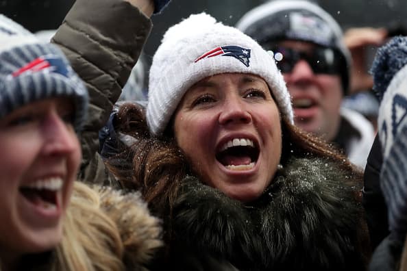 ¡Todo listo en el U.S. Bank Stadium para el Super Bowl LII! Los Patriots y los Eagles jugarán por el título de la NFL y ni siquiera las bajas temperaturas reducen la pasión de los miles de aficionados que ya están en el estadio.
