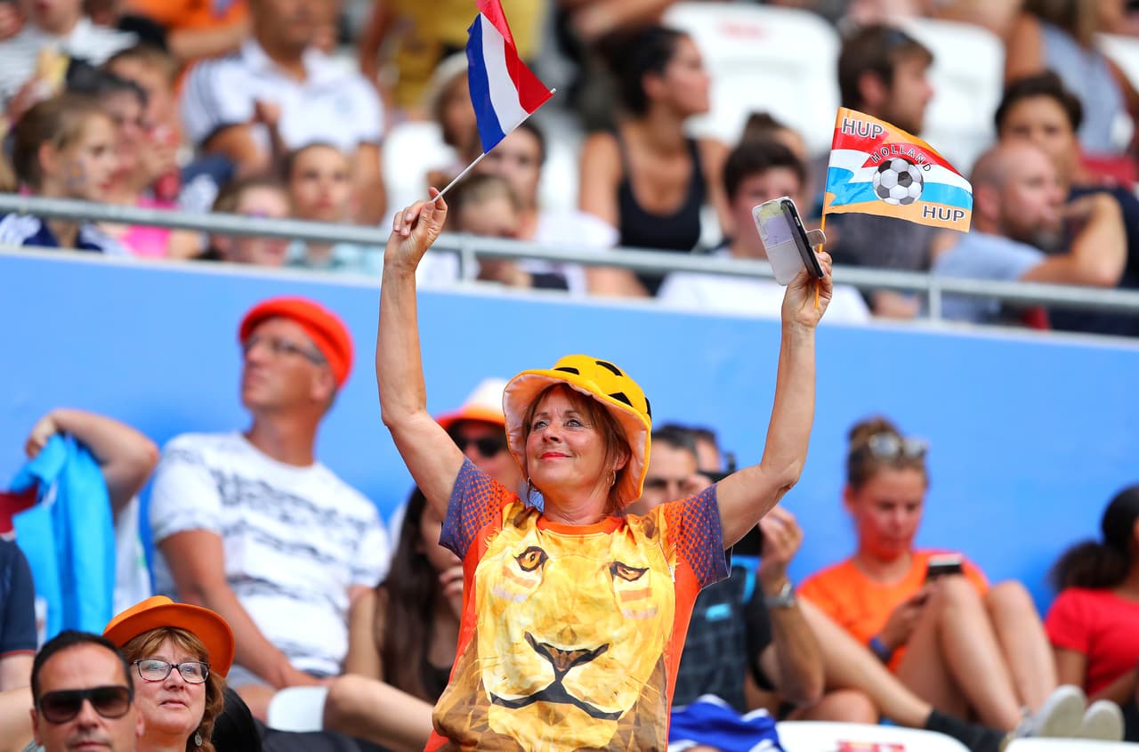Después de la fiesta que montaron los fa´naticos de Estados Unidos, el turno este miércoles fue para los holandeses quienes fueron mayoría en el Stade de Lyon para el juego de Semifinales del Mundial Femenino ante Suecia.