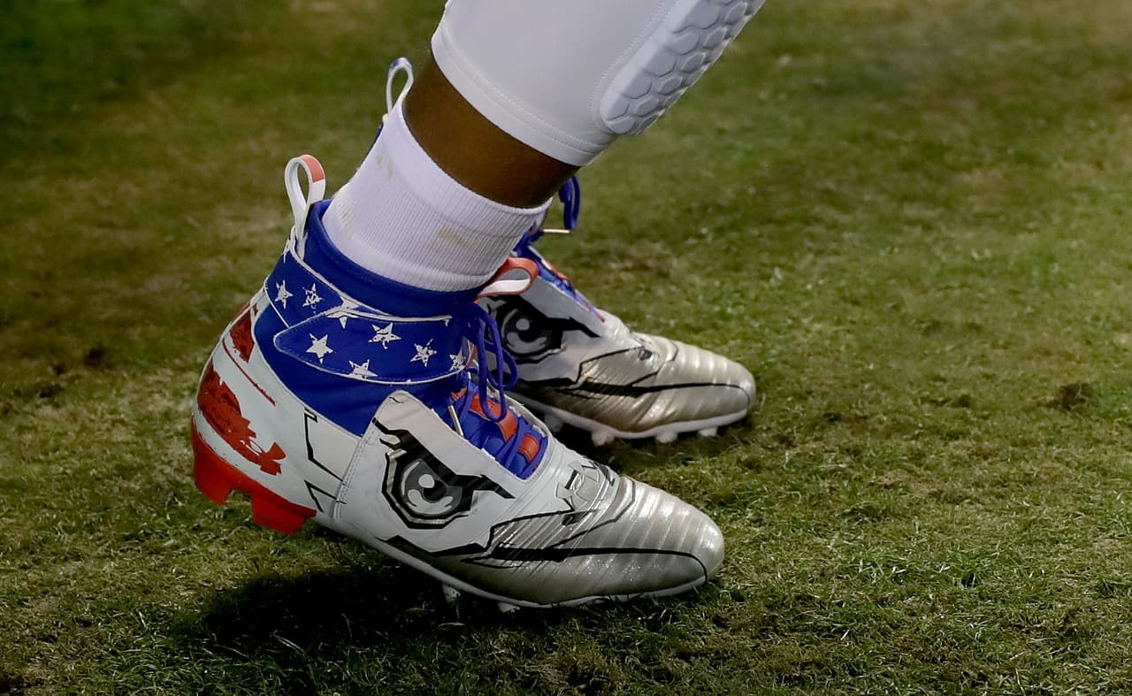 Muy patriota, en un duelo ante Miami Dolphins lució este diseño con los colores de la bandera de los Estados Unidos acompañado de um águila.