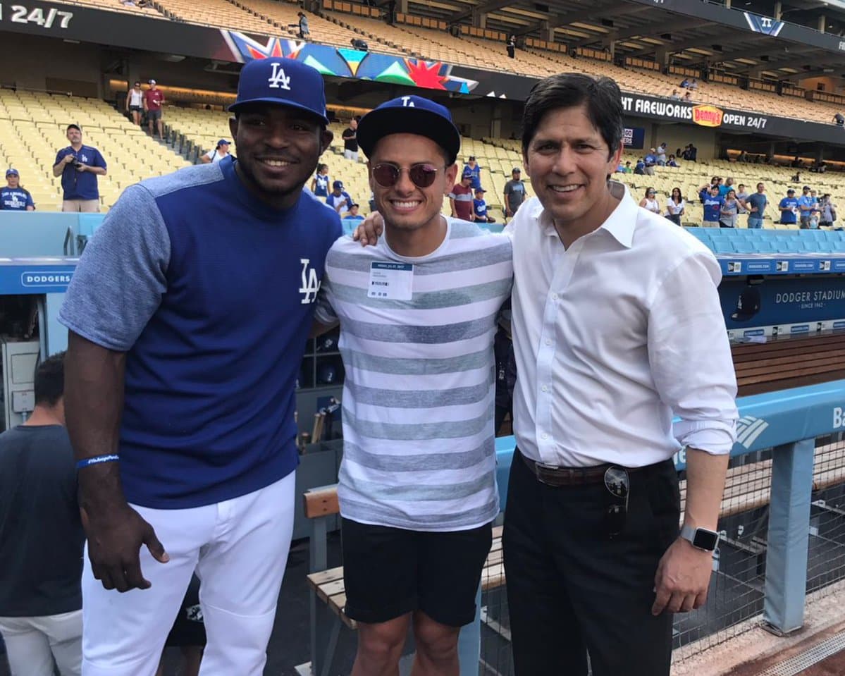 El delantero mexicano comenzó sus vacaciones en Los Ángeles donde visitó a Adrián González.