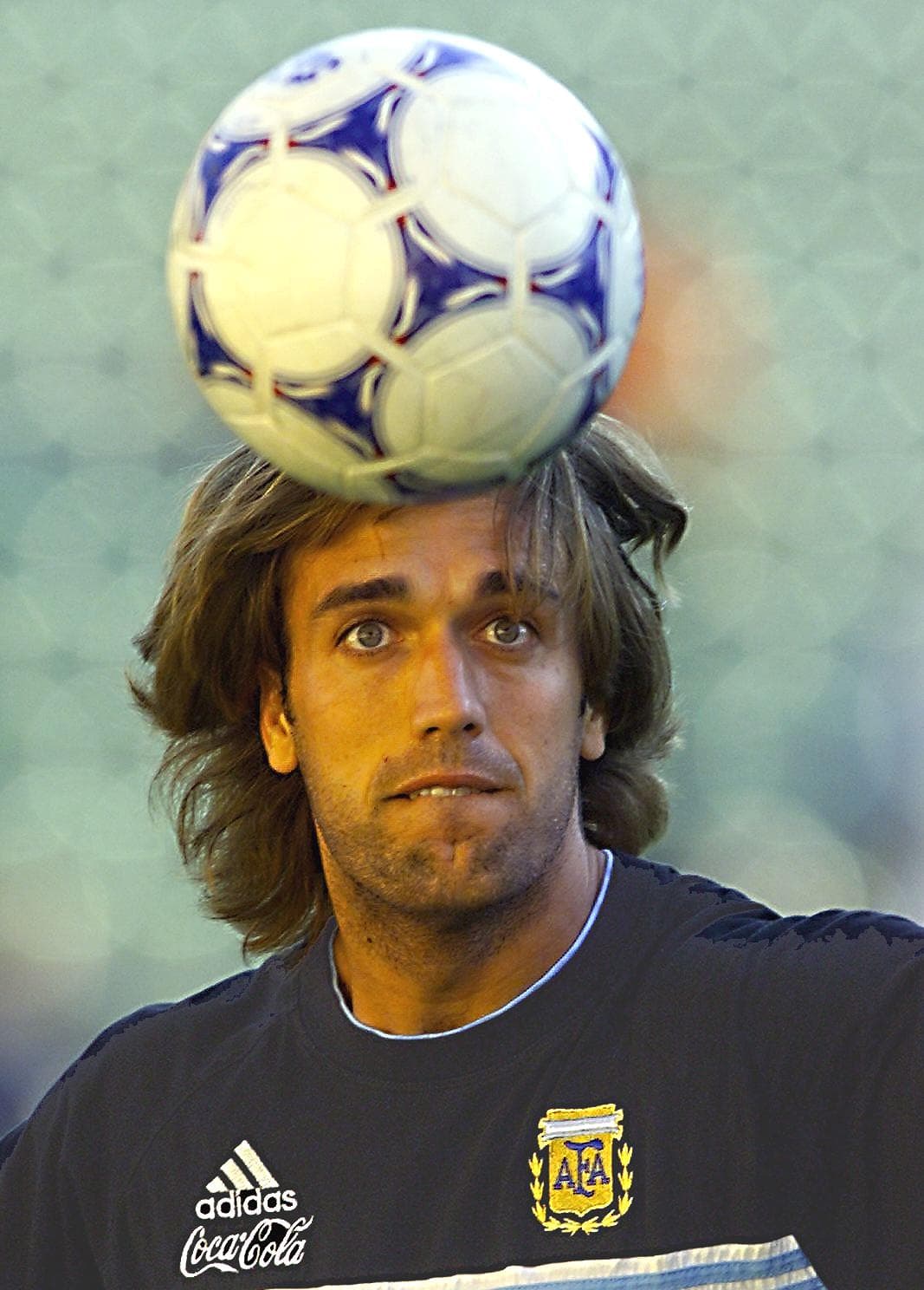 Con Argentina en tres Copas del Mundo de la FIFA, anotó 10 goles convirtiéndose en el goleador histórico albiceleste.