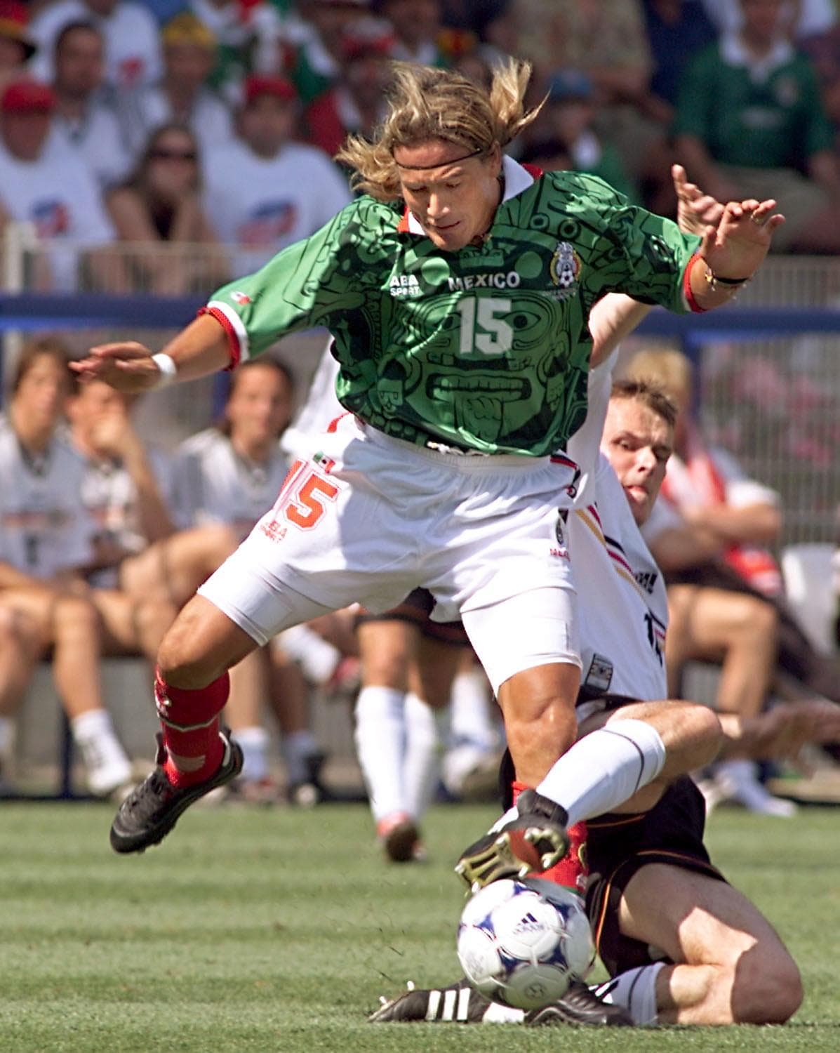 <b>Francia 1998</b>
<br>Con la figura de la piedra del sol como protagonista en la camiseta verde, 
<b>México</b> venció en territorio francés a Corea del Sur y empató con Bélgica y Holanda. En octavos de final, el ‘Tri’ quedó eliminado por Alemania. 
<br>