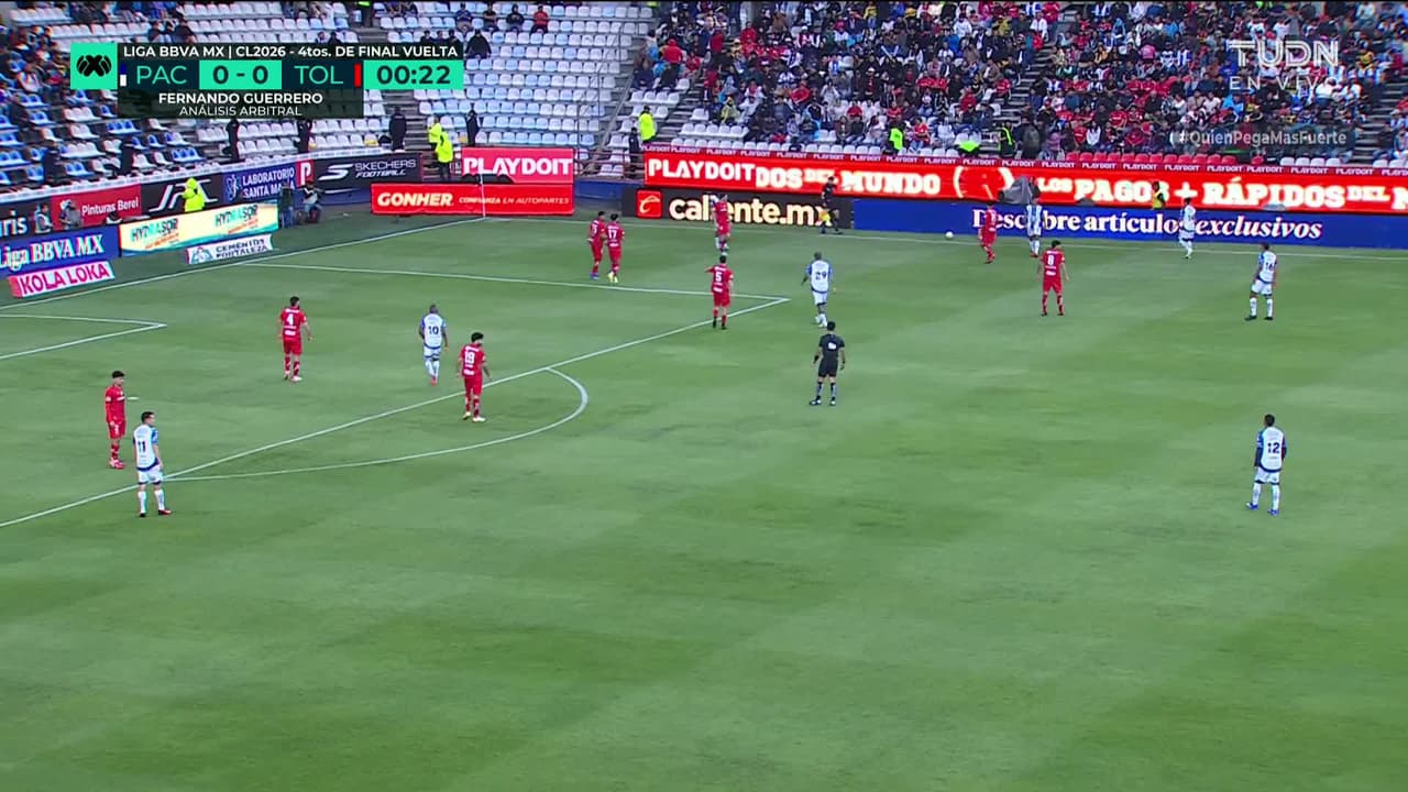 Arranca el partido y la pelota está en juego.