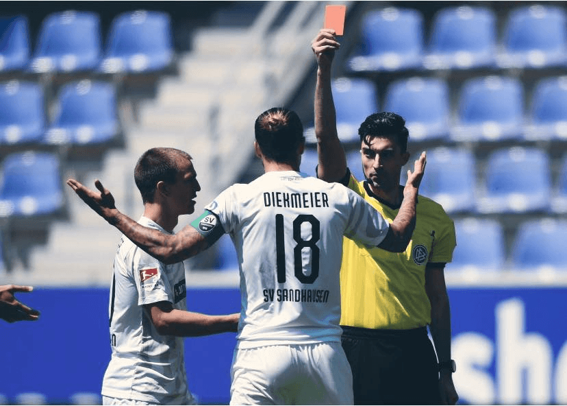 ¿Para eso quería regresar? Jugador expulsado a los cuatro minutos