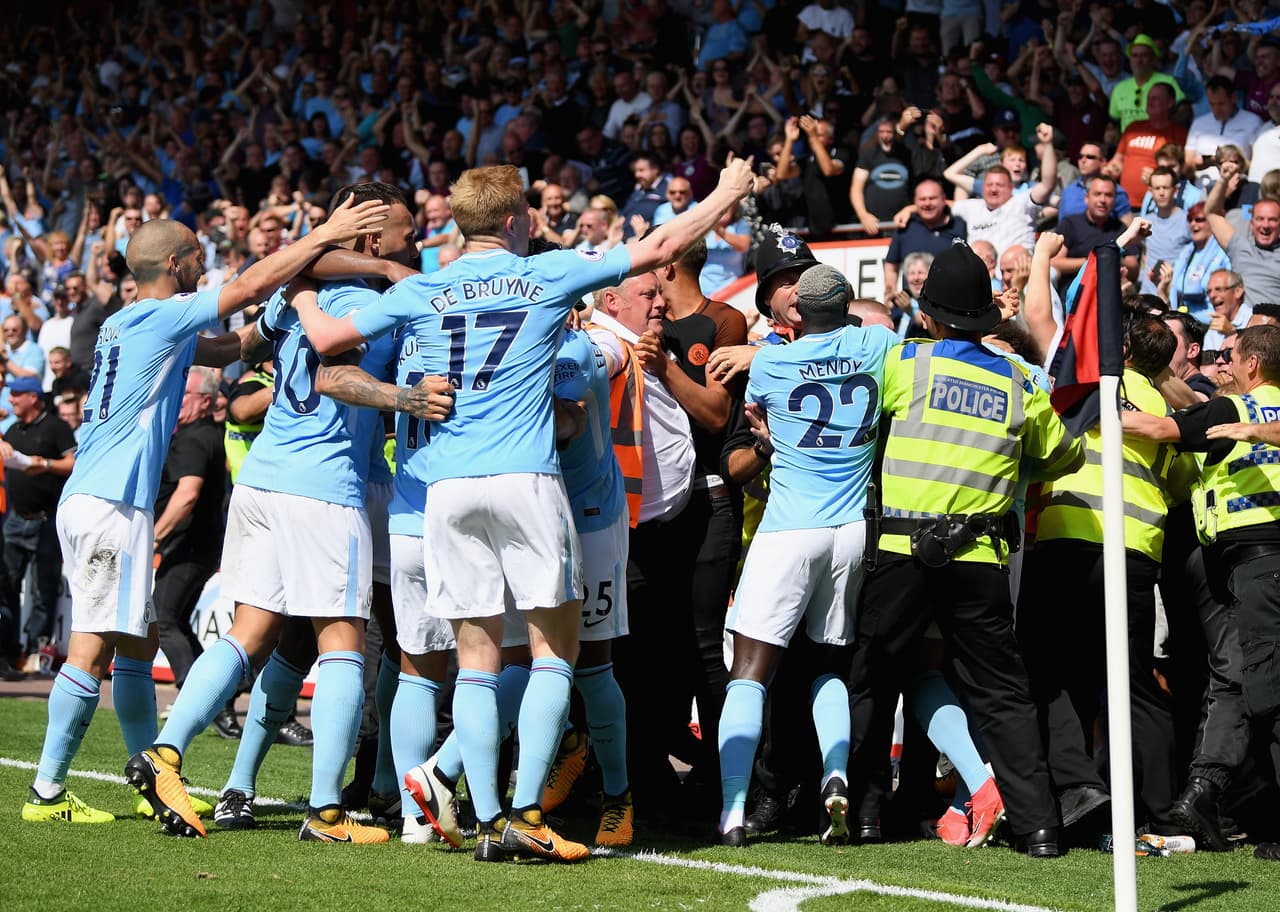 Los jugadores decidieron ir a celebrar con los fanáticos presentes en el Vitality Stadium, con unos diez mil hinchas del Ciy.