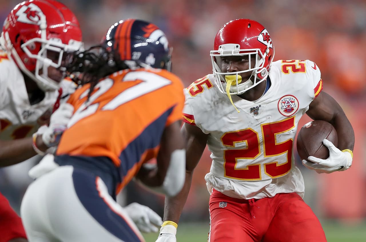 Los Kansas City Chiefs vencen a los Denver Broncos 30-6, pero pierden a Patrick Mahomes por lesión en la rodilla.