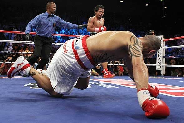 Miguel Cotto visitó dos veces la lona, pero se levantó para continuer con la batalla.