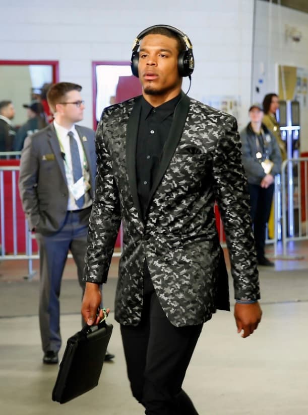 Así llegó vestido al estadio antes del partido del Super Bowl 50 en Santa Clara, California. (Foto: AP)