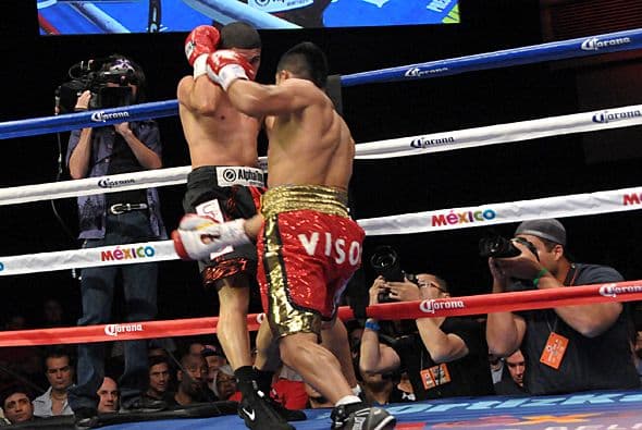 Jesús Cuellar acorraló varias veces a López contra las cuerdas y ahí castigó sin descanso.