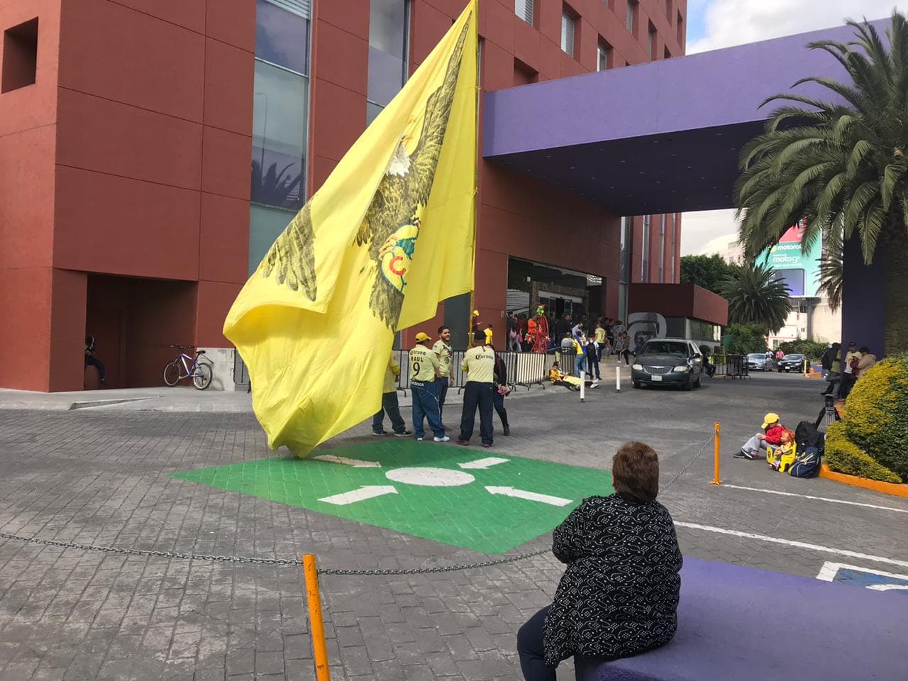 Decenas de americanistas se congregaron en el hotel para alentar al equipo previo a la final del futbol mexicano.