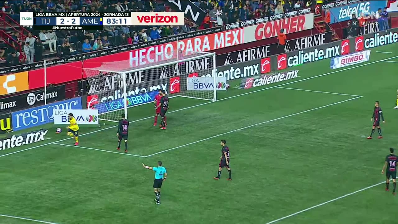 ¡TIRO ATAJADO! disparo por Álex Zendejas.