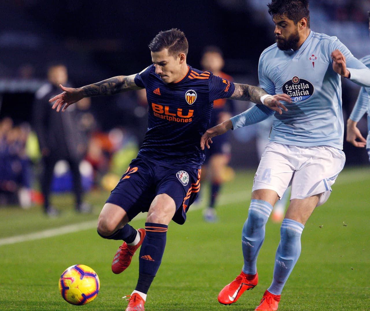 Néstor Araújo (derecha) cumplió con un buen papel en la zona defensiva, mas no pudo impedir que el rival alcanzara el empate.