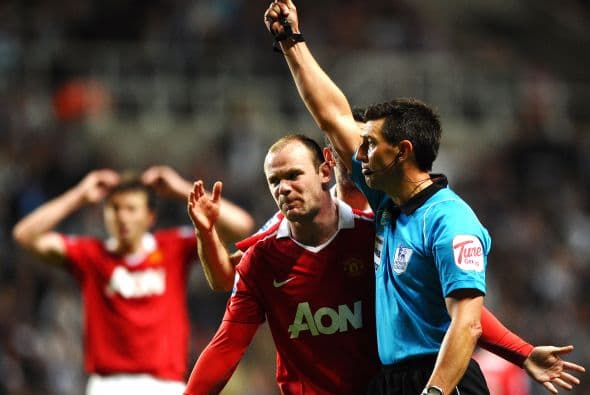 Pero ni los reclamos del 'Bad Boy' sirvieron de algo y el silbante pintó de amarillo al 'Chicharito'.