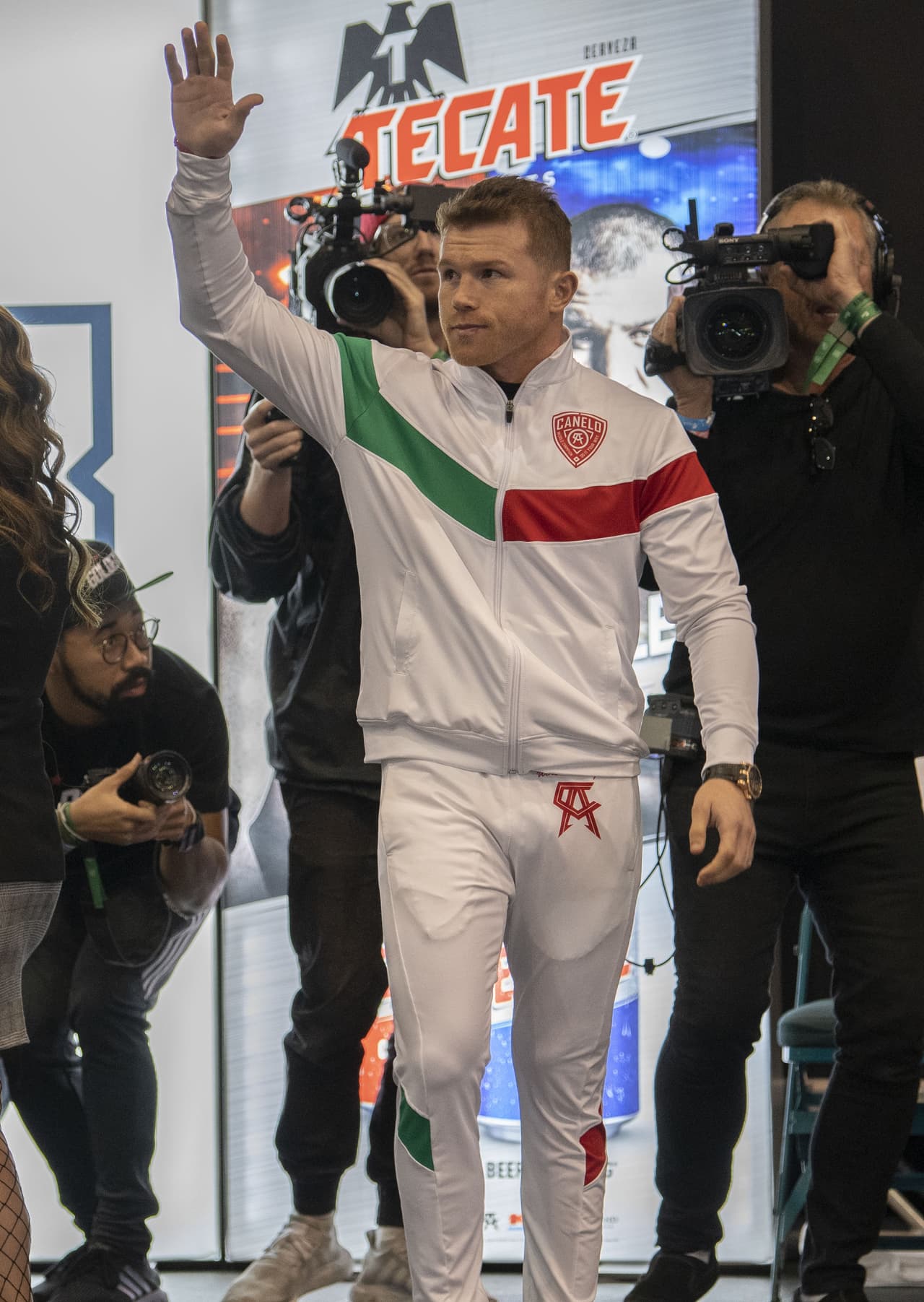 Kovalev se subió a la báscula y superó el peso pactado pero 'Canelo' Álvarez está dispuesto a pelear.