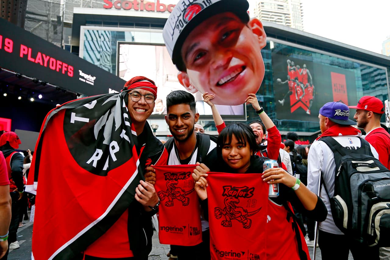 Un ambiente inmejorable el que se vivía en Toronto por el histórico arribo de sus Raptors a unas Finales de la NBA por vez primera. Dentro y fuera de Scotiabank Arena los aficionados se congregaron para estar presentes en el Juego 1 de las Finales y le aportaron mucho color a la previa del primer juego de la serie que tendrá su segunda cita el domingo próximo.