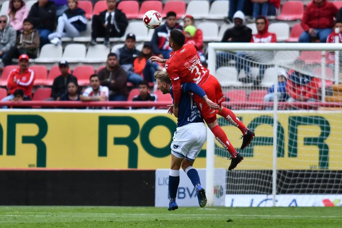 Hugo González salió lesionado luego de disputar el balón con intensidad en el juego ante Puebla.