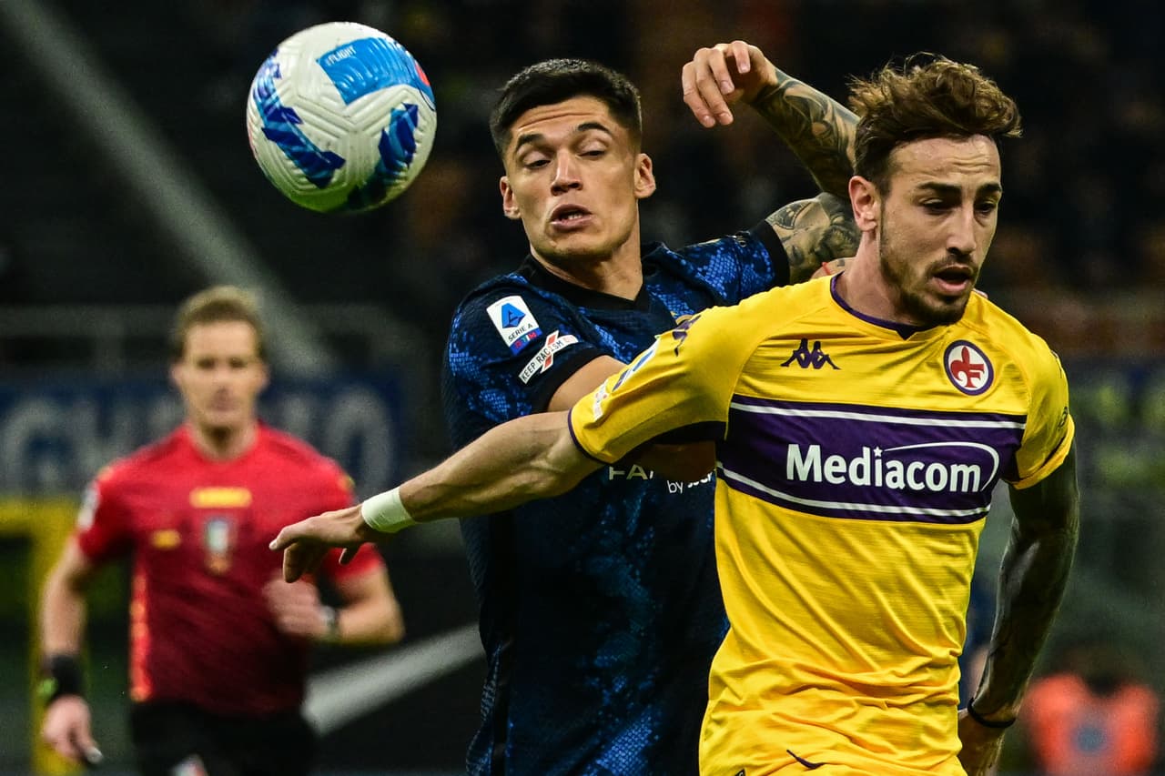 Lucas Torreira adelantó a la Fiorentina, pero neerlandés Denzel Dumfries le dio el empate al Inter.