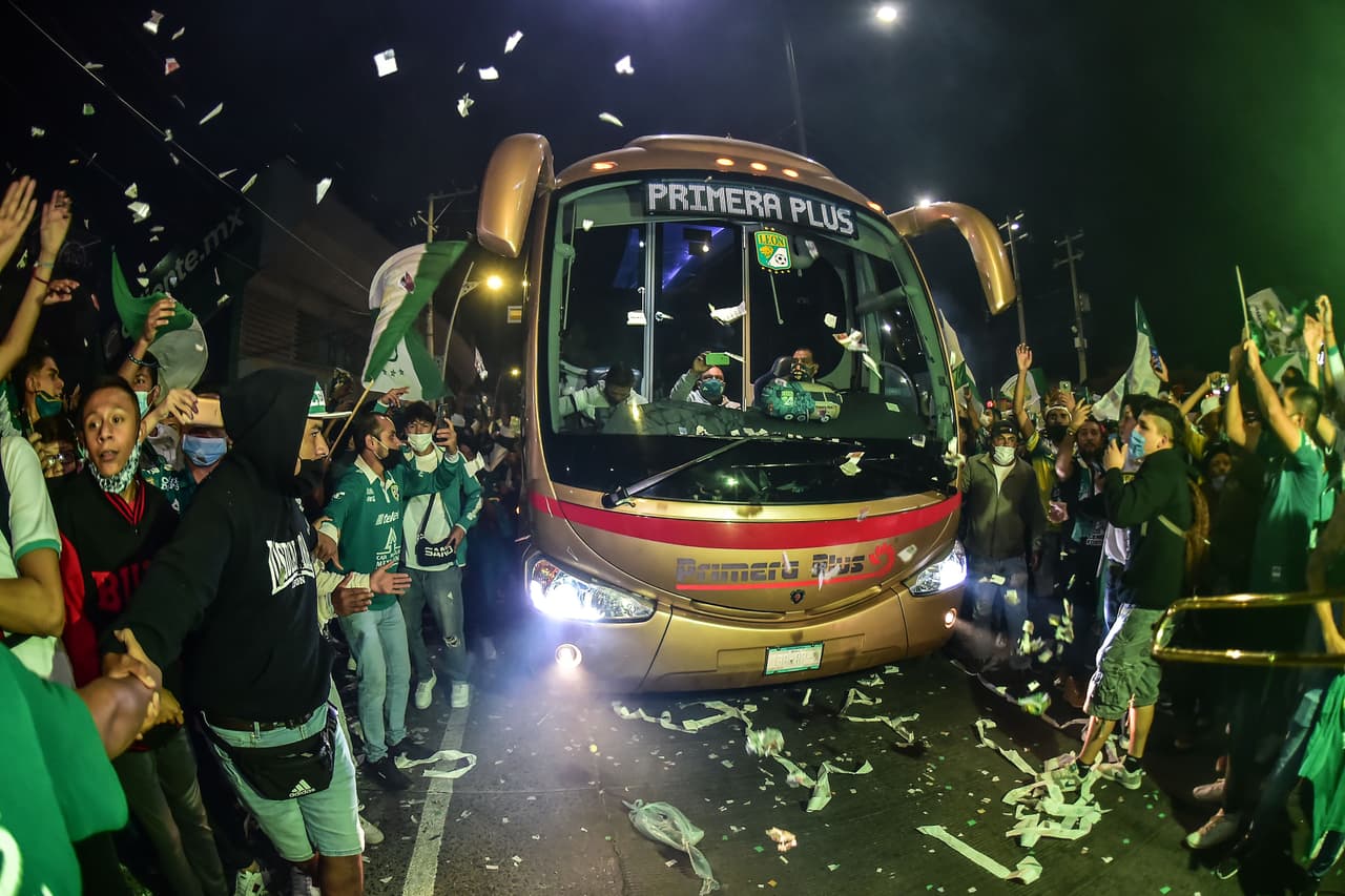 Así se vive la previa de la Semifinal de vuelta León vs Chivas | Los aficionados del conjunto esmeralda dejaron de lado los protocolos sanitarios para apoyar en el Estadio de León.
