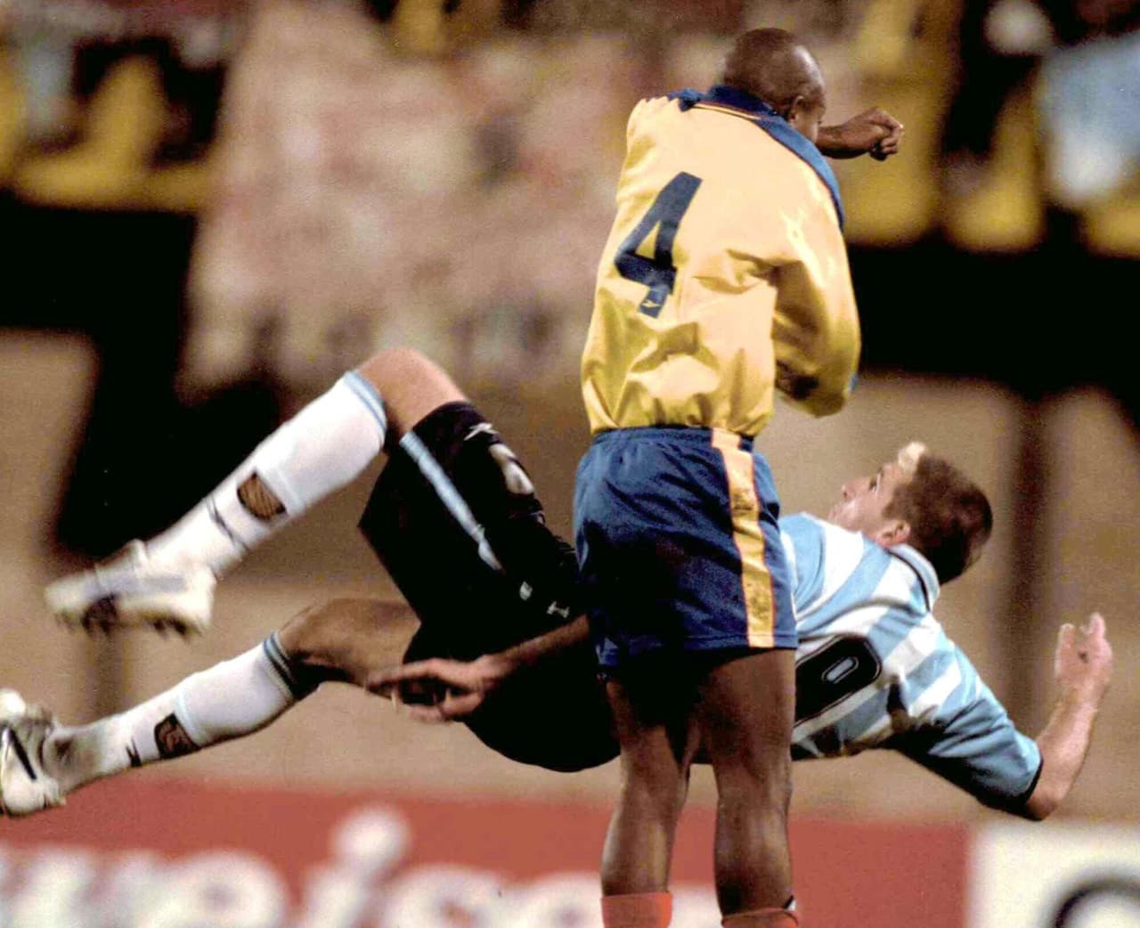 En uno de los ataques argentinos, el defensa colombiano Alexander Viveros (4) golpeó el balón con su mano en el área para que se sancionara el primer penalti del juego.