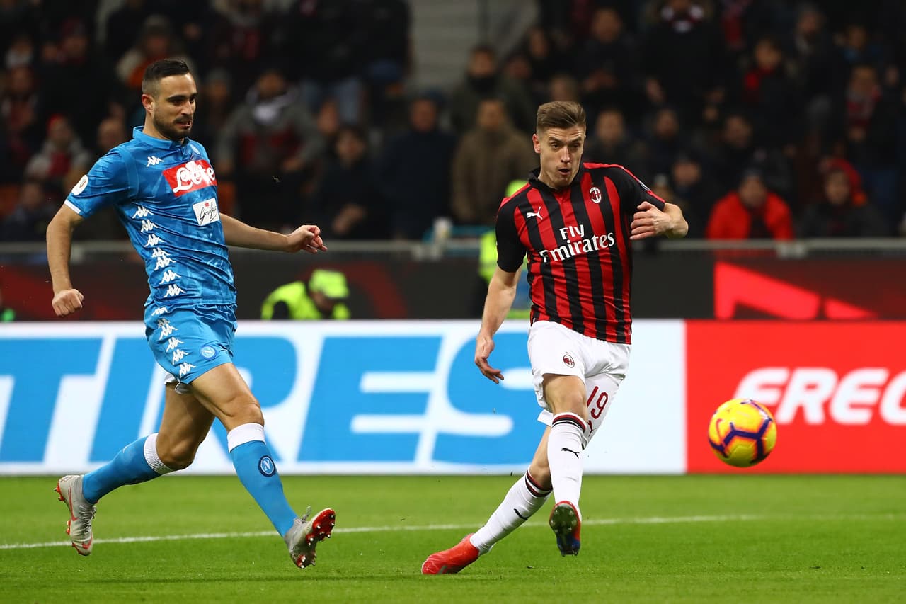 Tan solo 10 minutos le bastó al joven ariete para estrenarse con gol en el Milan después de un servicio largo de Diego Laxalt.