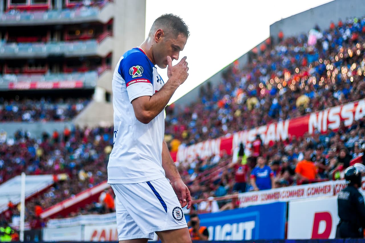 Sin embargo, apenas dos minutos después, al 22, Pablo Aguilar recibió su segunda tarjeta amarilla, y se iba a las regaderas, cambiándole la cara al partido.