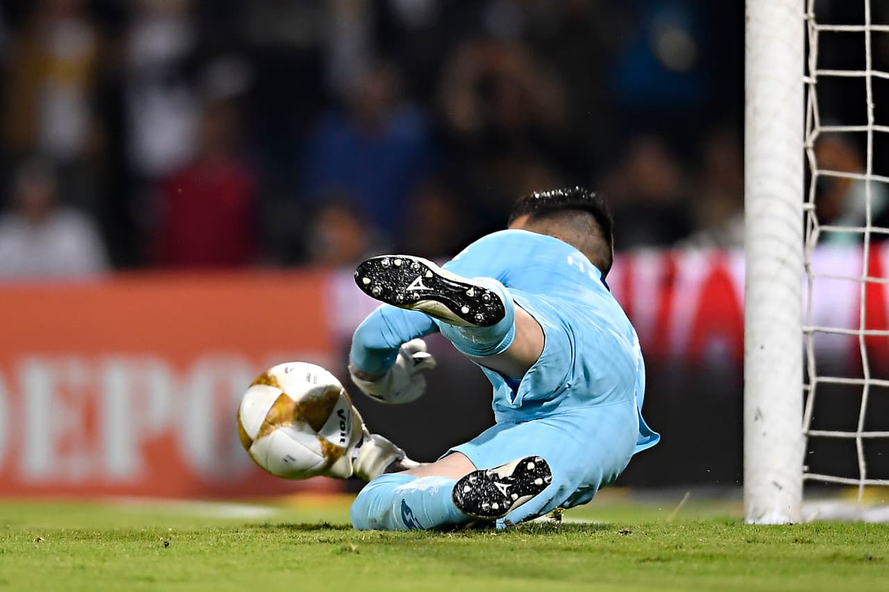 Pero el cobro fue deficiente, débil sin sorpresa, predecible, y Saldívar se lanzó sobre su lado derecho para impedir que las Águilas se fueran adelante.