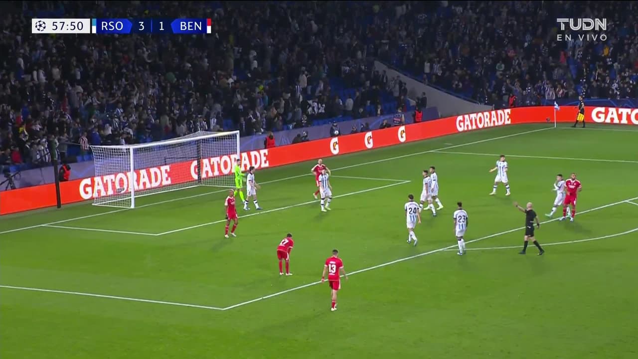 ¡TIRO ATAJADO! disparo por Nicolás Otamendi.