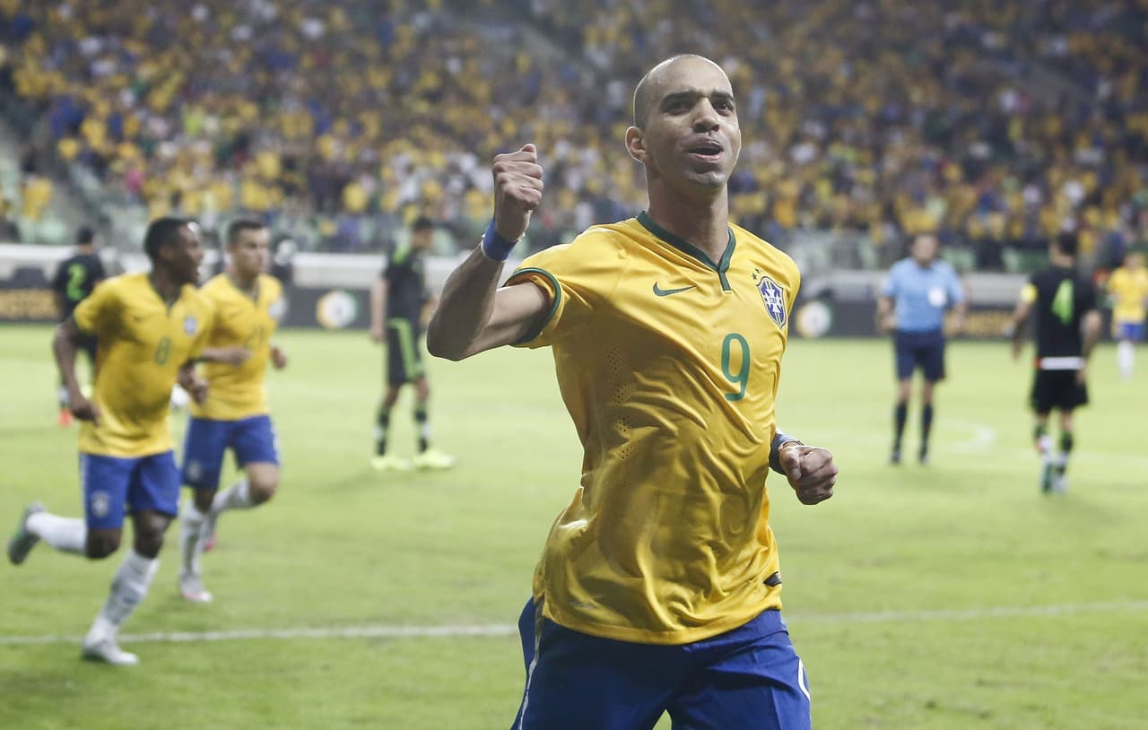 Diego Tardelli: El delantero centro de los brasileños pasó con lo mínimo la prueba ante México, marcando el segundo gol del juego pero sin explosividad en el mano a mano. Calificacion: 6.