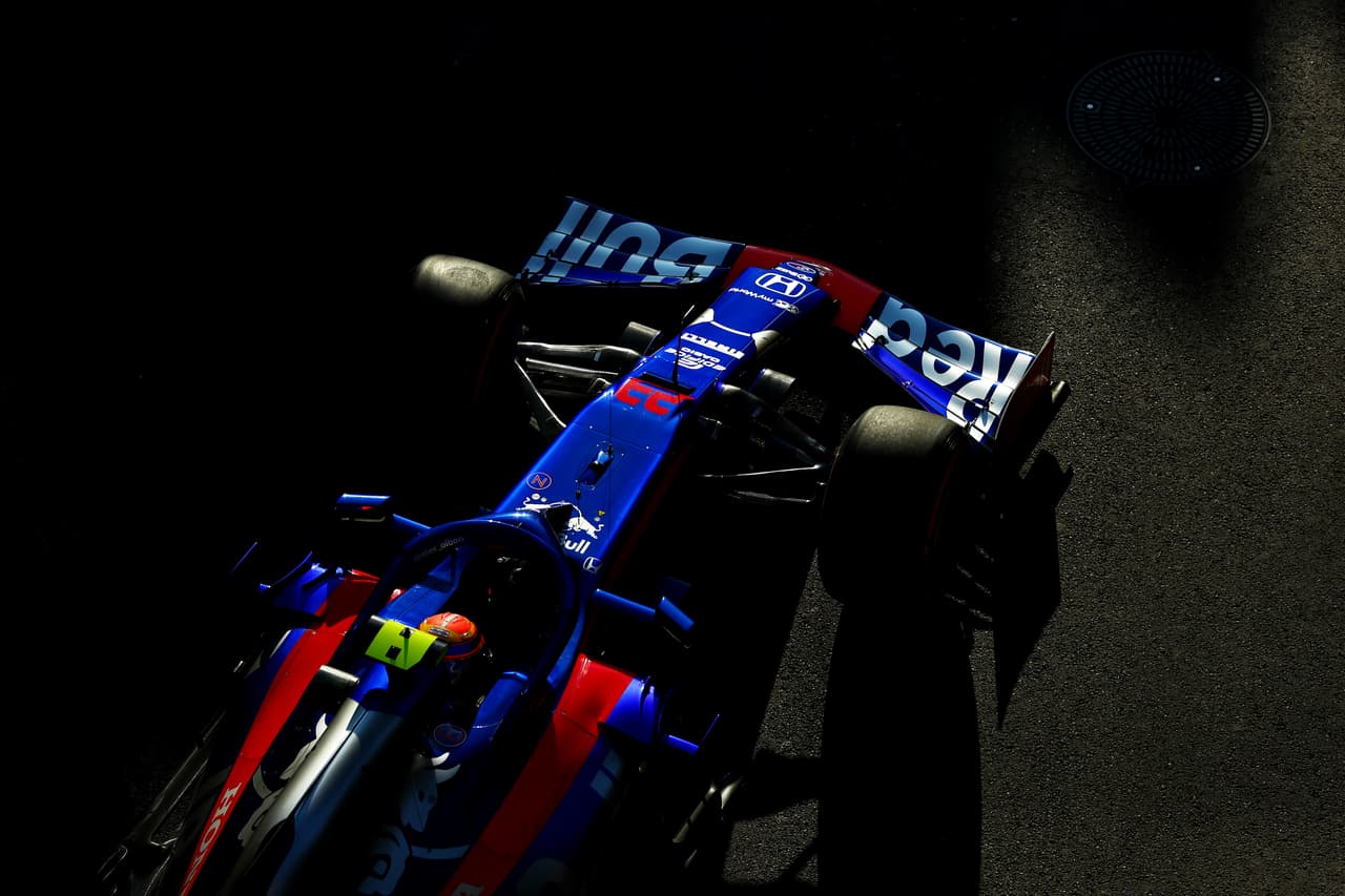 Charles Leclerc logró los mejores tiempos en las dos primeras sesiones libres en Azerbaiyán y en amboas estuvo seguido por su compañero de Ferrari Sebastian Vettel. Sergio 'Checo' Pérez no pasó del puesto 13 y la jornada contó con un incidente a 12 minutos de haber comenzado por una alcantarilla floja.