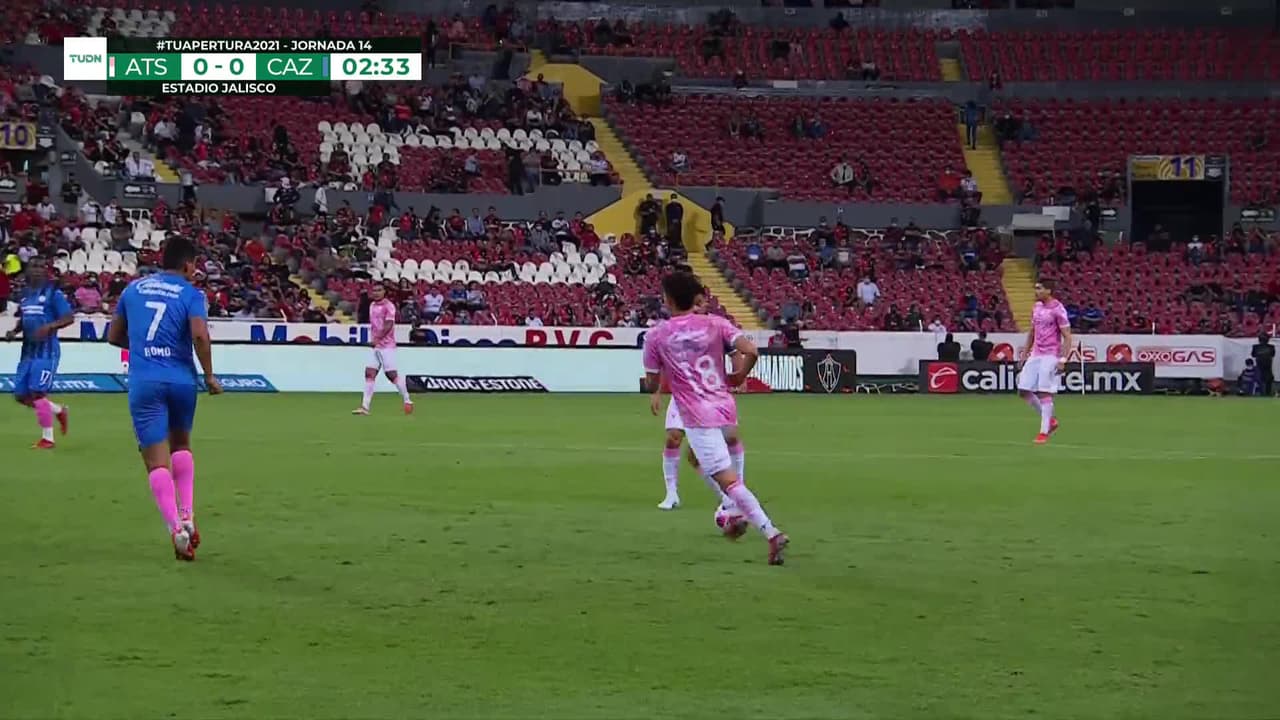 ¡TIRO ATAJADO! disparo por Julián Quiñones.