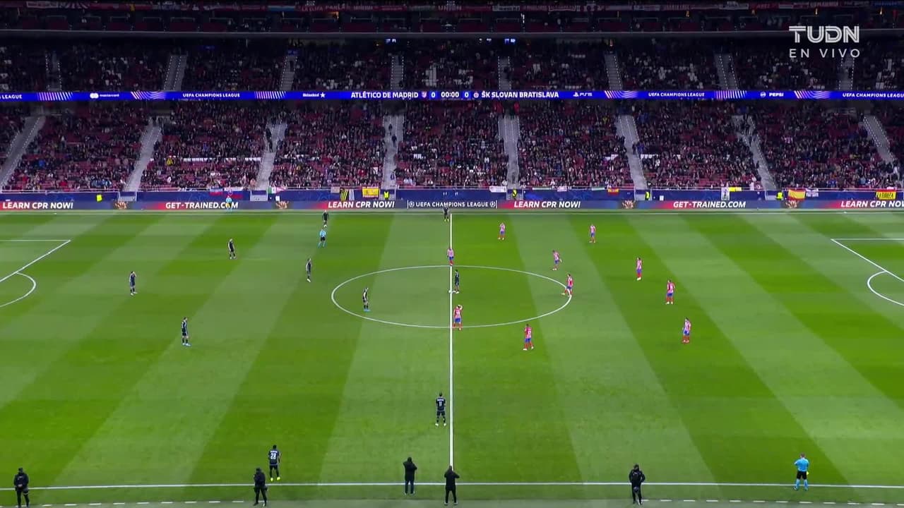 Arranca el partido y la pelota está en juego.