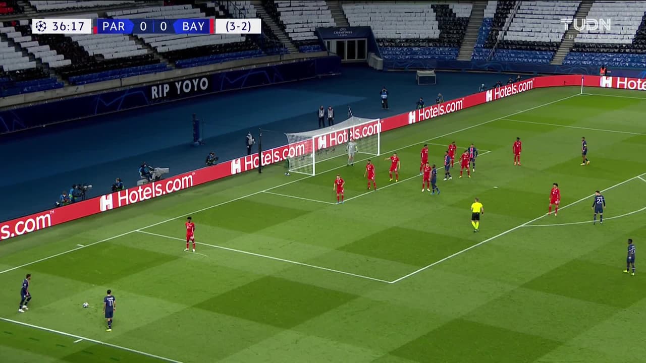 ¡CERCA! Neymar disparó que se estrella en el poste.