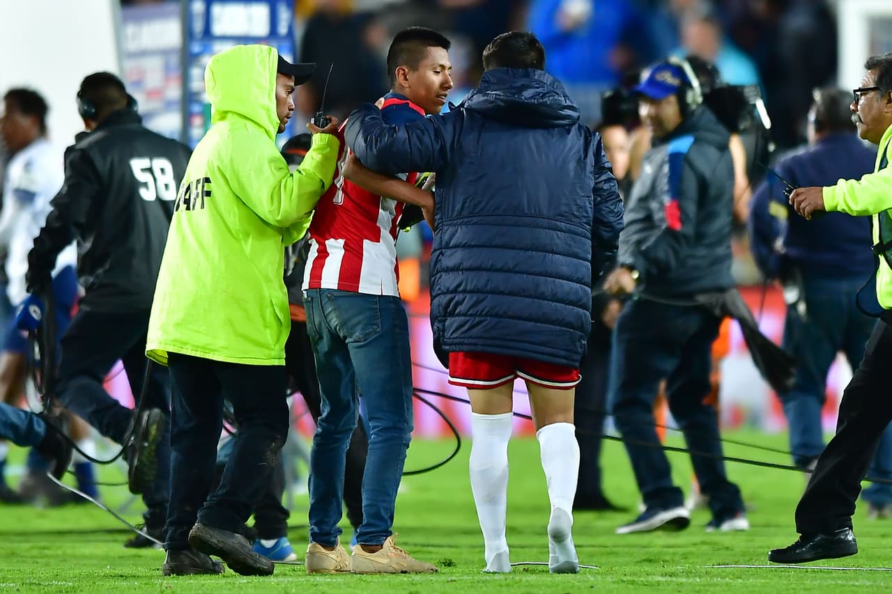 ‘Chofis’ regala sus tacos a joven que invadió cancha