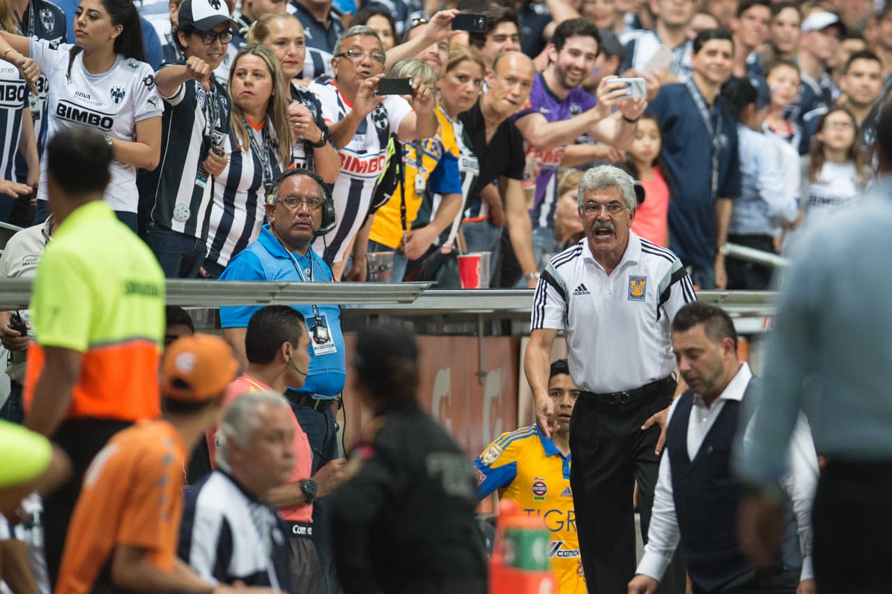 Ricardo Ferretti enfurece con los árbitros.