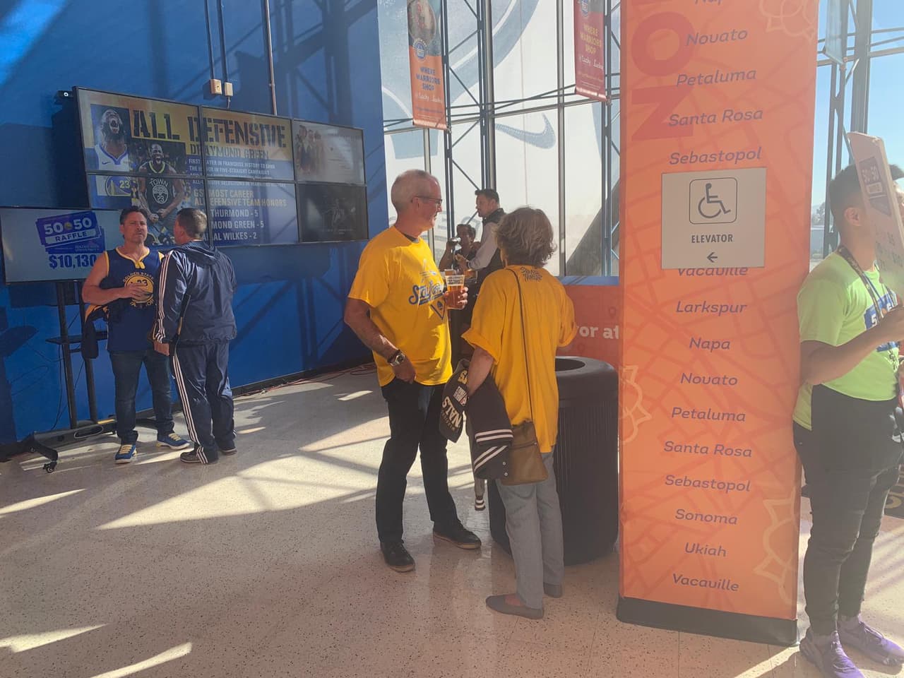 Los fanáticos de Golden State Warriors se alistan para el Juego 4 de las Finales de la NBA contra Toronto Raptors, con la ilusión de empatar la serie en casa antes del regreso a Toronto.