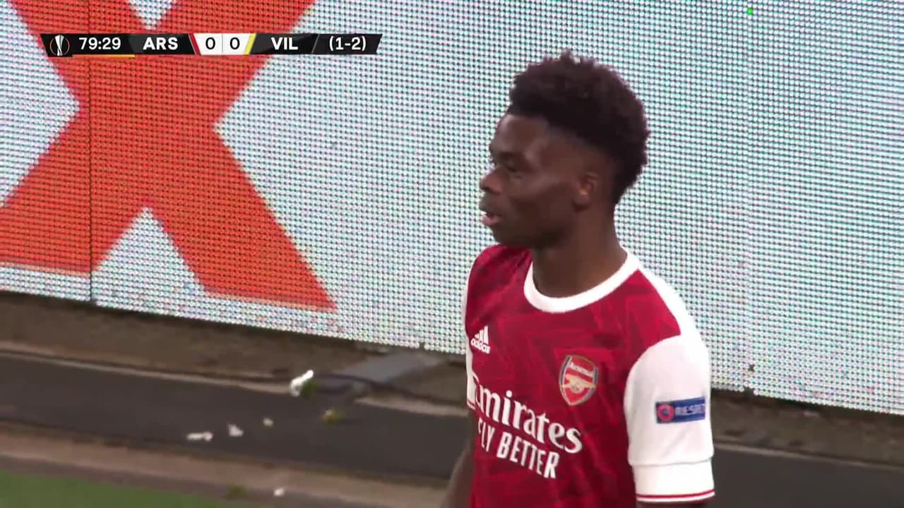 ¡CERCA! Pierre-Emerick Aubameyang disparó que se estrella en el poste.