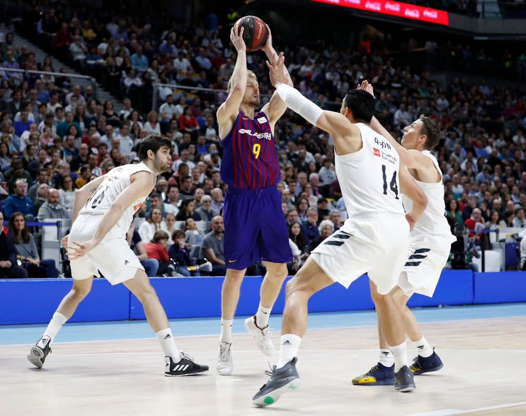 Barcelona se quedó con la victoria final por 82-76 sobre el Real Madrid y es líder de la Liga ACB en España.