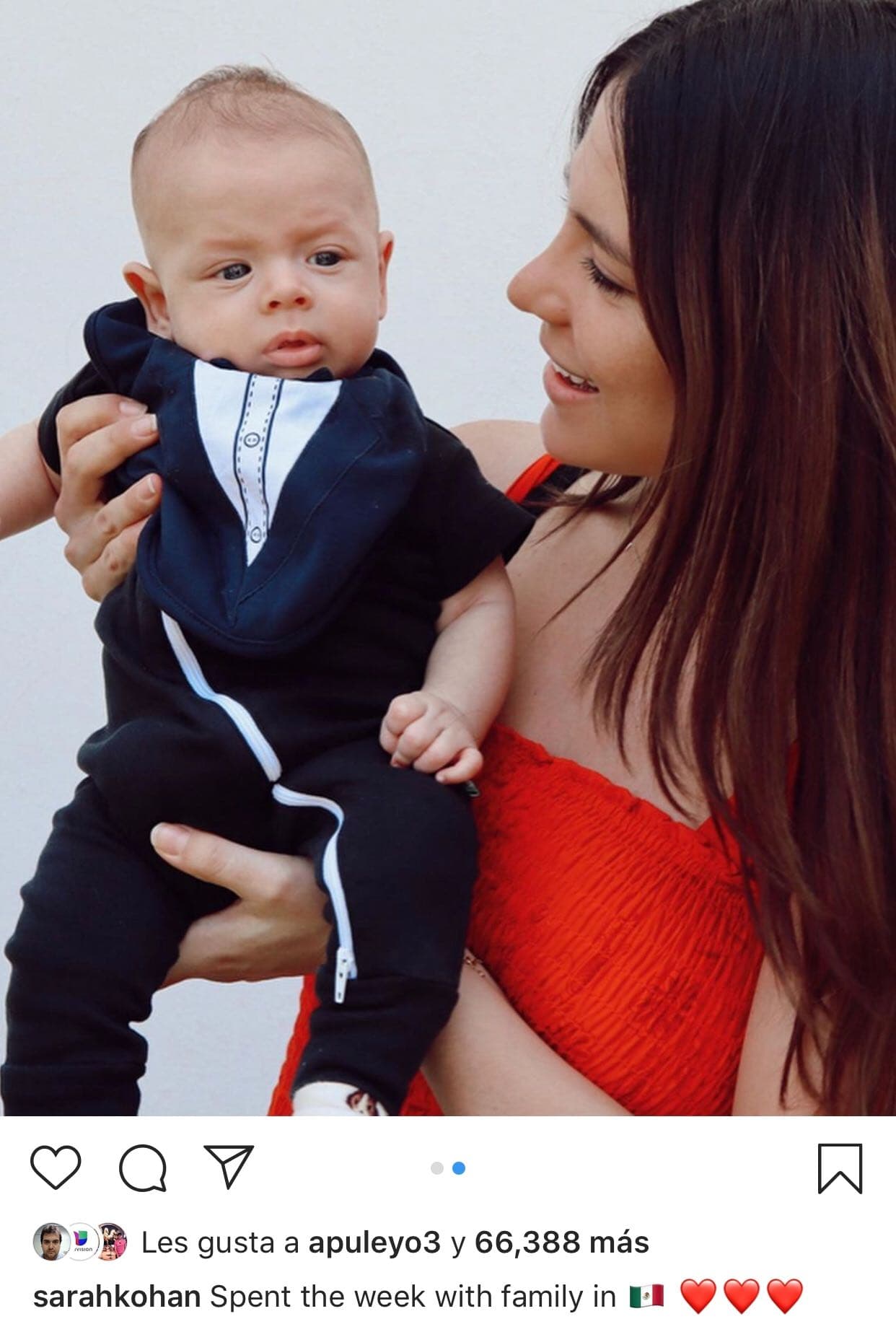 También publicó esta otra. Ambas las acompañó con el mensaje:
<b><a href="https://www.univision.com/entretenimiento/poco-despues-de-dar-a-conocer-que-seran-padres-chicharito-y-su-novia-juguetean-felices-y-el-lo-comparte-video" target="_blank">"Pasando la semana con la familia en México"</a>. </b>