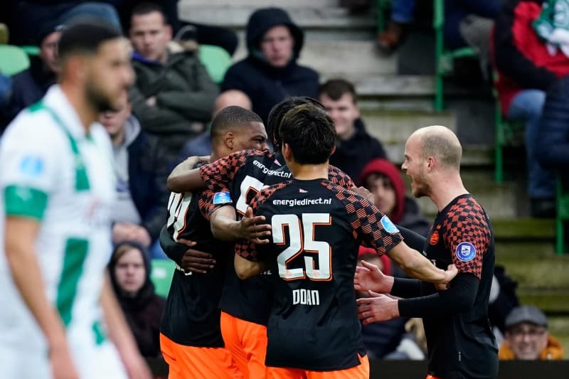 Dumfries festeja con sus compañeros luego de marcar el gol del triunfo para que el PSV derrotara 0-1 al Groningen.