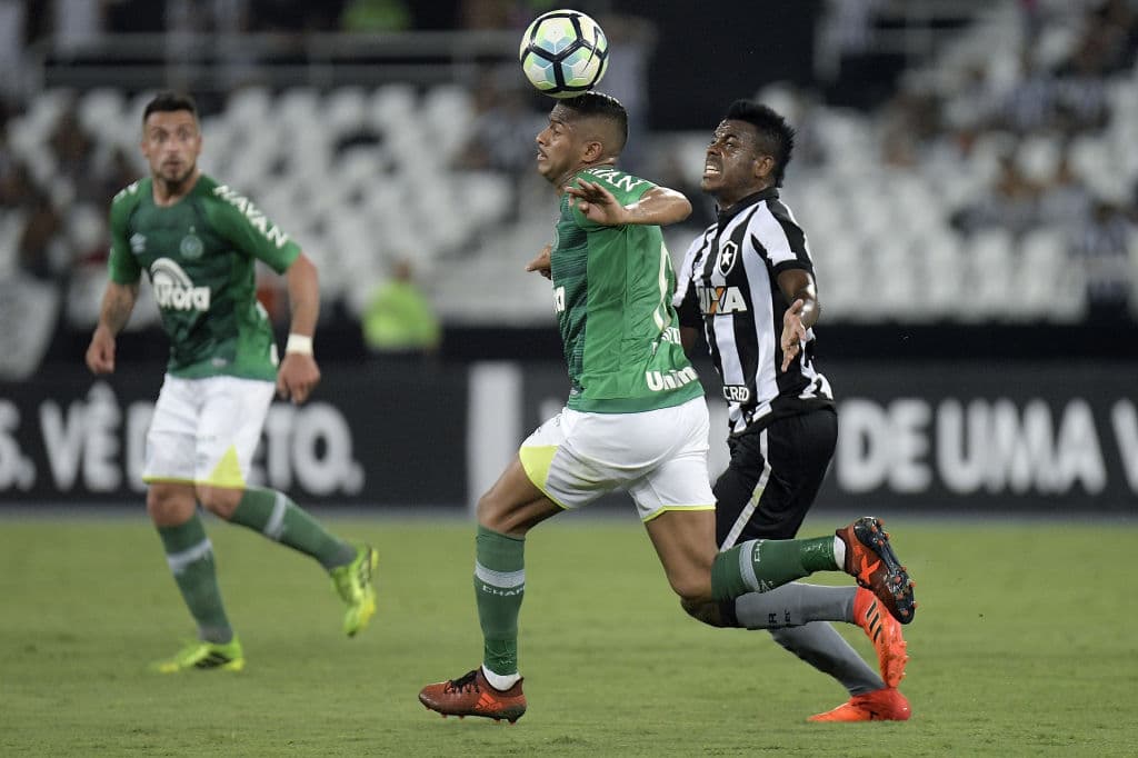 Osman, mediocampista. Llegó tras descender con el América Mineiro. En la actualidad milita en el Gyeongnam FC de Corea del Sur.