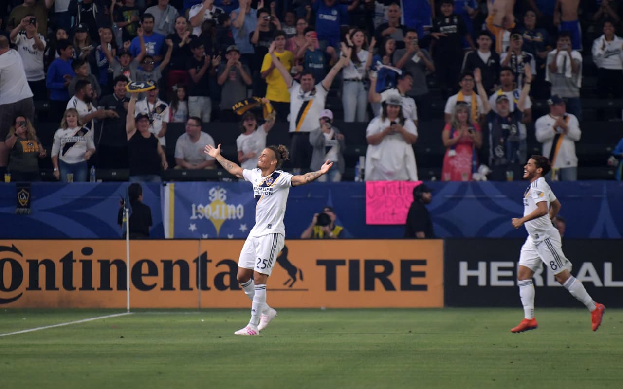 Apenas a los dos minutos de juego el defensa Rolf Feltscher puso en ventaja de 1-0 a LA Galaxy.