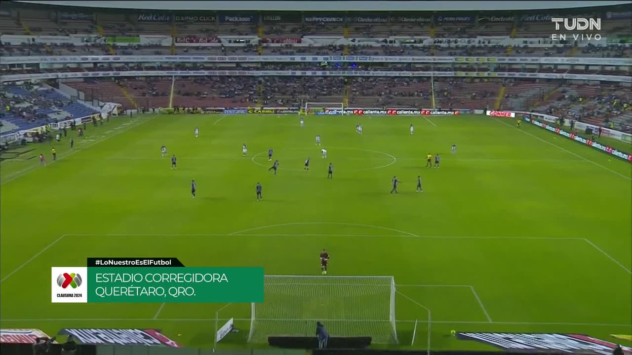 Arranca el partido y la pelota está en juego.