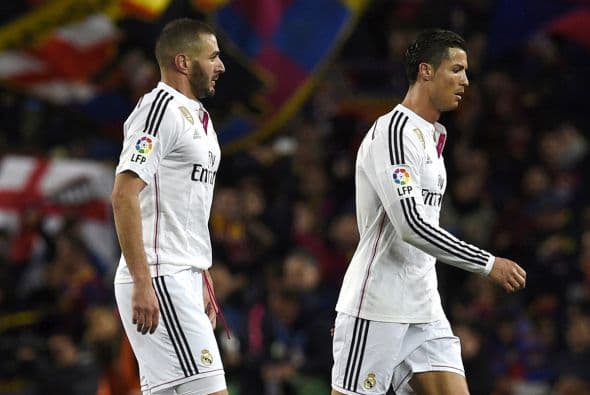 El portugués dialoga con el francés al final de la derrota en Barcelona.