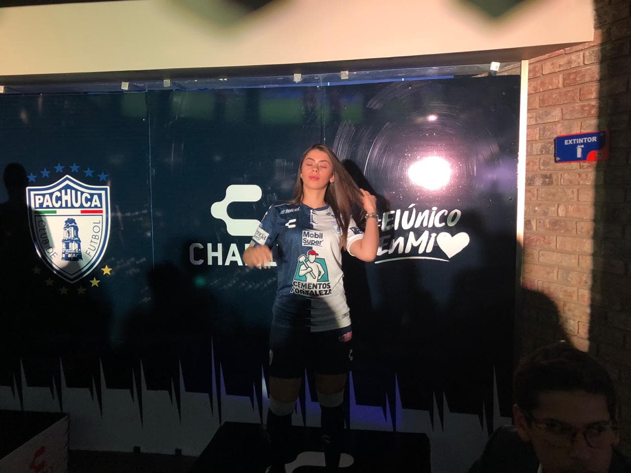 En la noche del viernes fue presentada la nueva playera del Pachuca con la que competirá en el Apertura 2019 de la Liga MX, con protagonismo de sus futbolistas del plantel masculino y femenino.