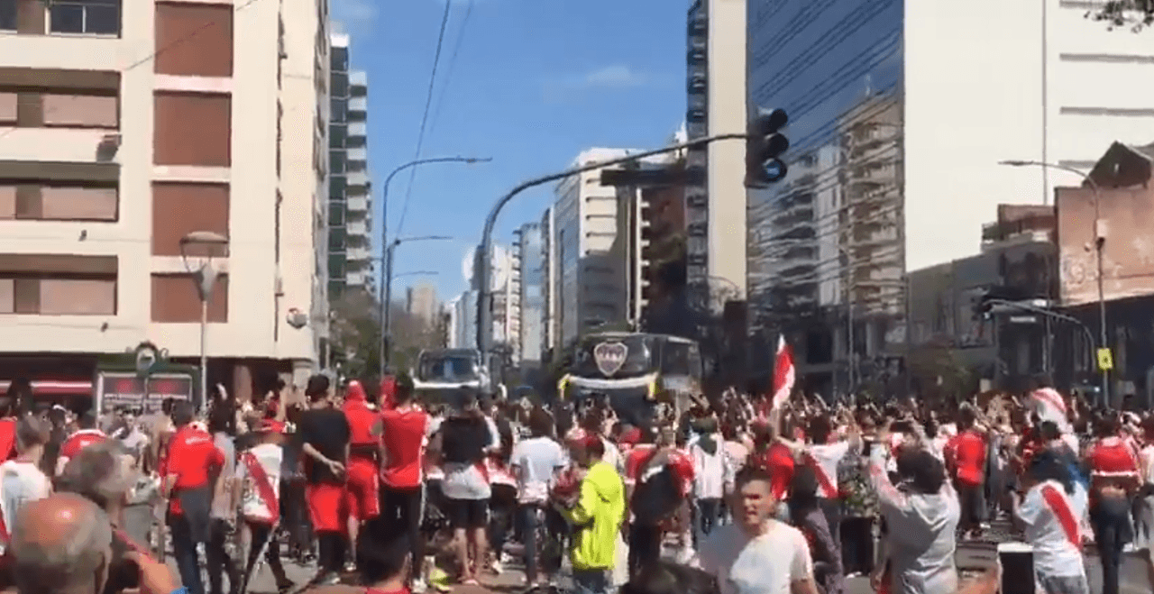Último minuto: Hinchas de River violentan autobús de Boca a su llegada al Monumental