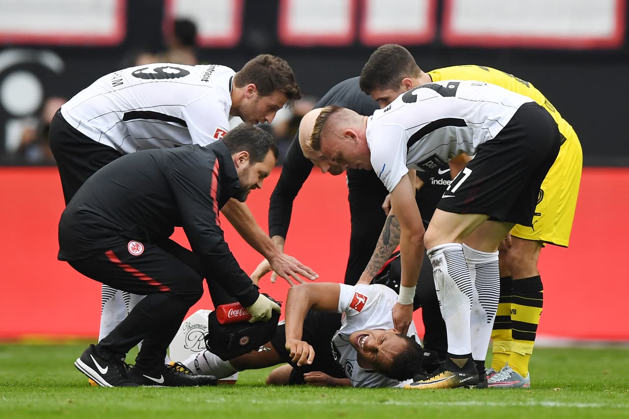 Luego de confirmarse que la lesión era lo suficientemente grave para obligar su salida, se dio paso a la entrada del mexicano Carlos Salcedo.