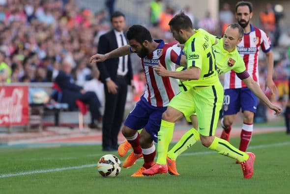 El ataque de los colchoneros lució poco frente a la zaga azulgrana, la cual limitó a los delanteros del Atlético.