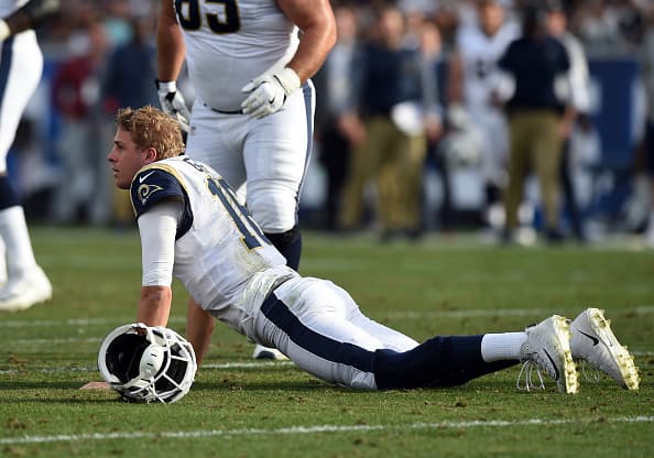 Por los Rams, Jared Goff acertó 16 de 26 intentos de pase ára 199 yardas con 2 pases de anotación y sin intercepciones.