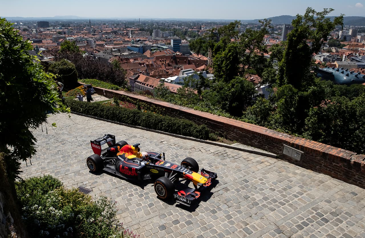 En Graz, a pocos kilómetros del Circuito Red Bull Ring en Spielberg, Max Verstappen encendió la actividad del Gran Premio de Austria con una visita a los aficionados, así como la tienda oficial de la escudería en la ciudad. A partir de este viernes los motores se encenderán con las primeras sesiones libres.