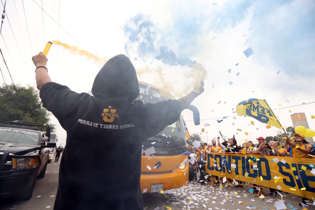 Los fanáticos viven con emoción los minutos previos al juego entre Tigres y Rayadas por la Final de la Liga MX Femenil Clausura 2019.